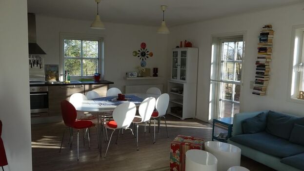 Küchenbereich mit Esstisch