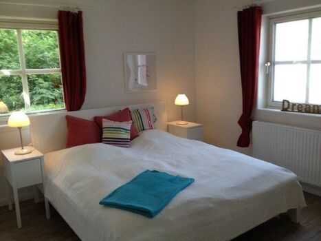 Großes Schlafzimmer mit Doppelbett