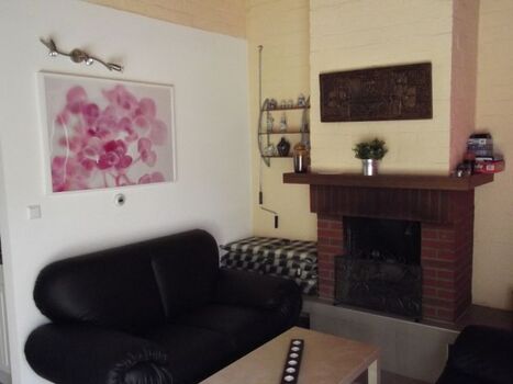 Offener Wohnbereich mit offenem Kamin