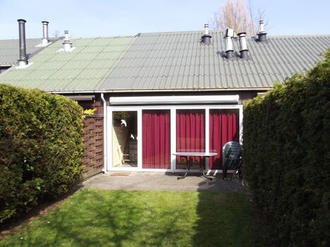 Rückseite des Ferienhauses mit Terrasse und Garten