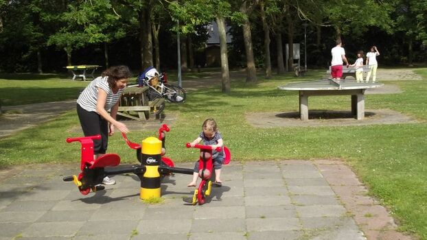 Kinderspielgerät im Park