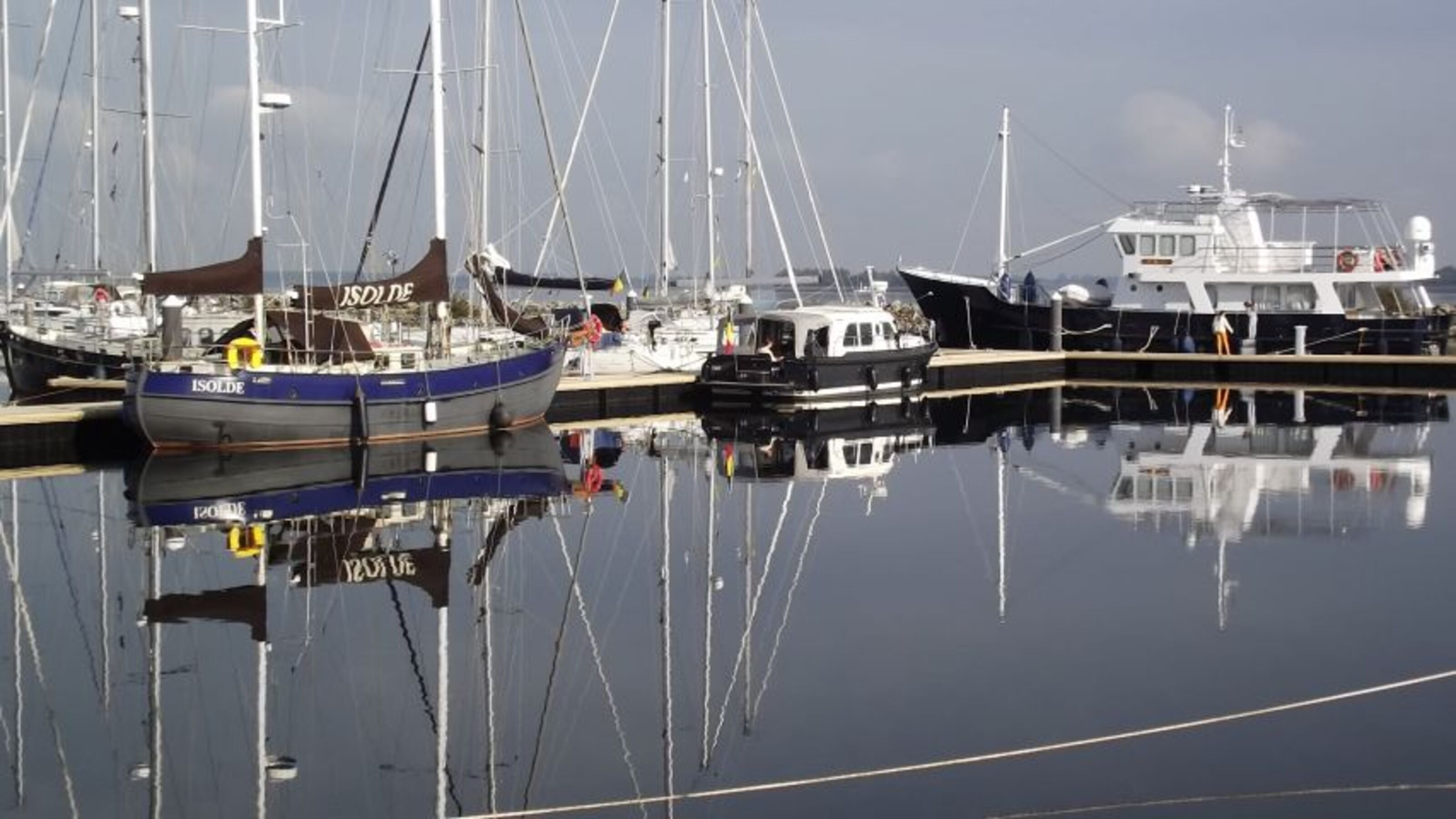 Boote im Jachthafen