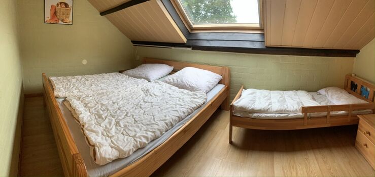 Schlafzimmer in der oberen Etage mit Doppelbett und Juniorbett