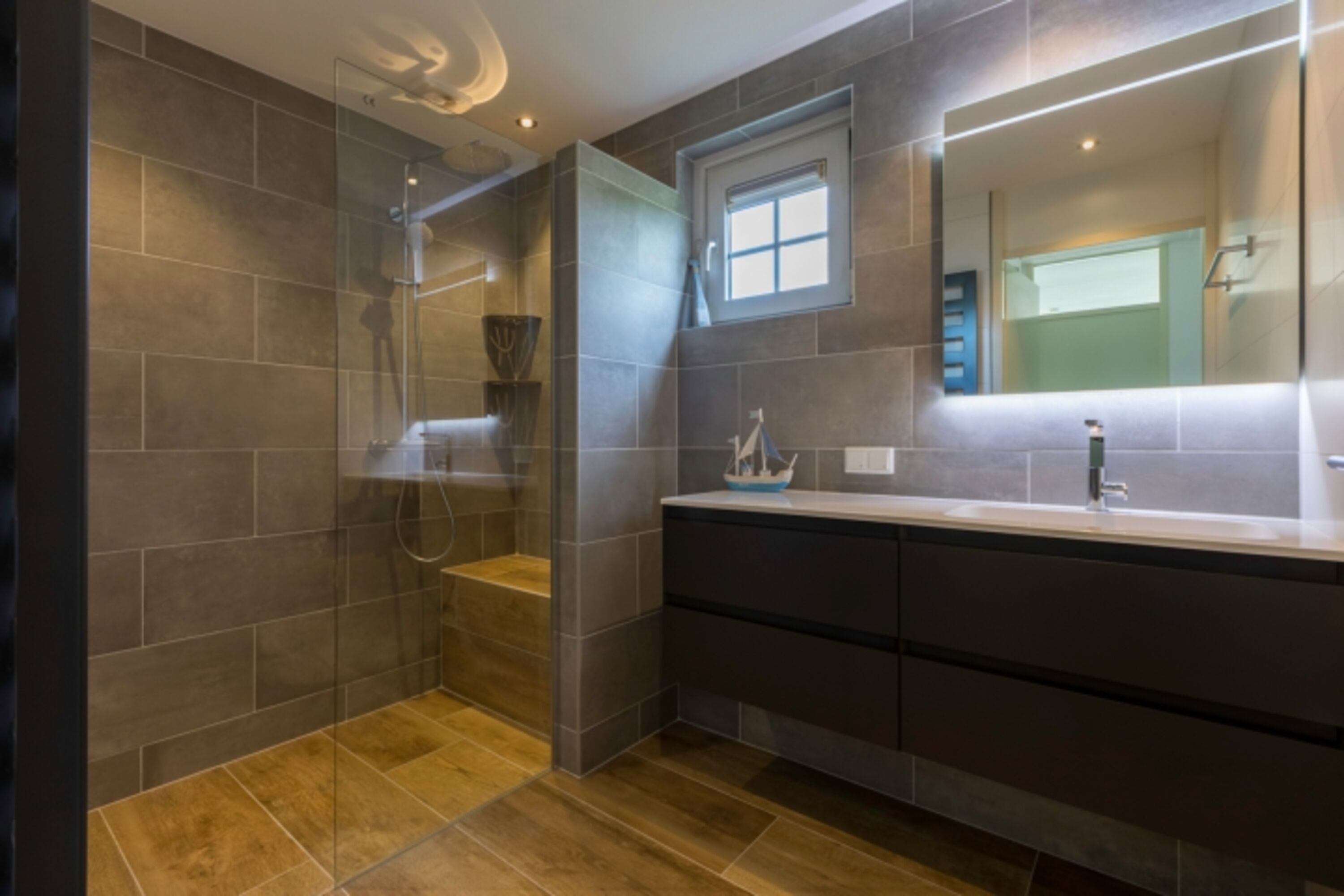 schickes Badezimmer