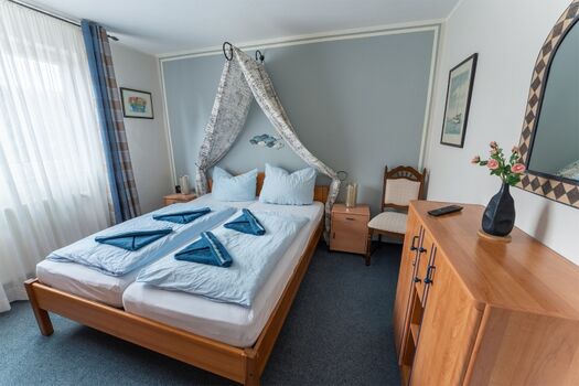 Schlafraum mit 160x200-Doppelbett