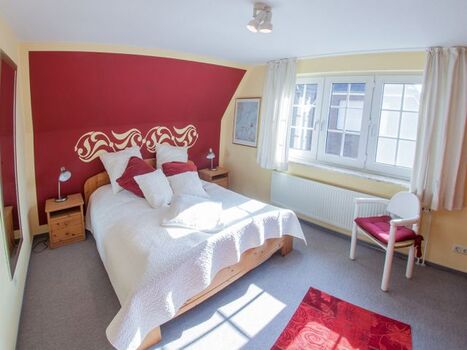 Das schicke Schlafzimmer mit Doppelbett