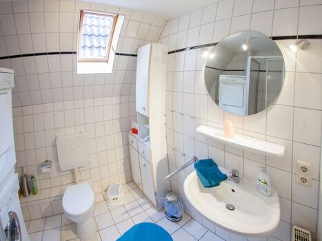 Das helle Fensterduschbad