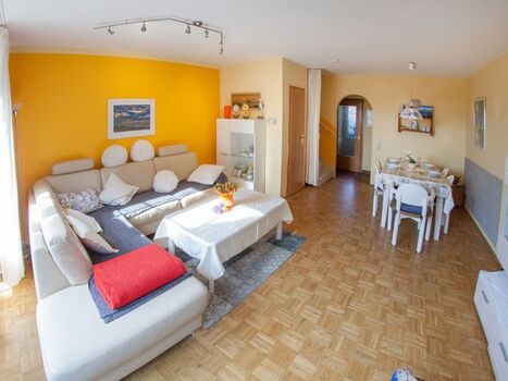 Der Blick ab Terrasse zu Wohnen / Essen