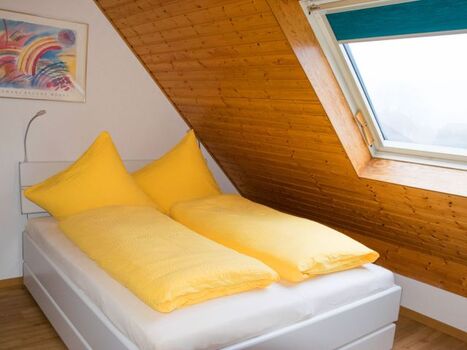 Schlafraum 1 mit Doppelbett...