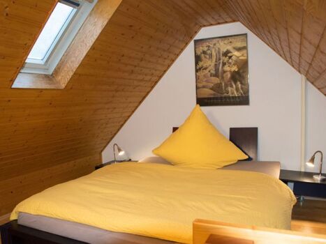 Schlafraum 2 mit Doppelbett im Dachgeschoss
