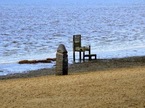 Kunst am Strand. Der "Phallus" und Kaiser-Butjatha-Stuhl