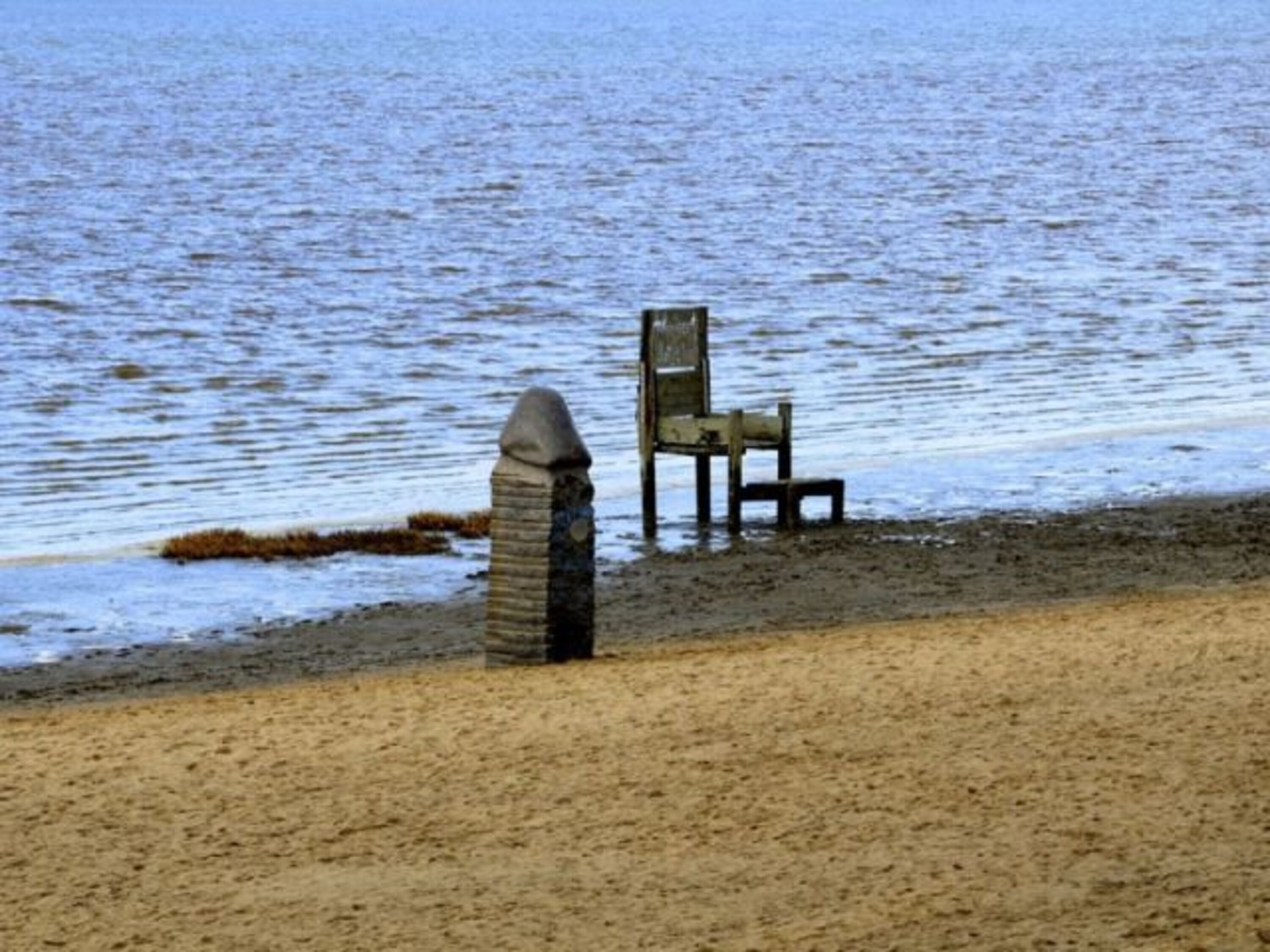 Kunst am Strand. Der "Phallus" und Kaiser-Butjatha-Stuhl