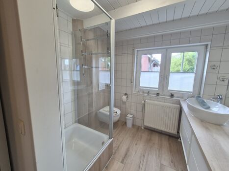 Fenster-Duschbad - modern und hell