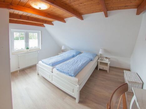 1. Schlafraum mit Doppelbett...