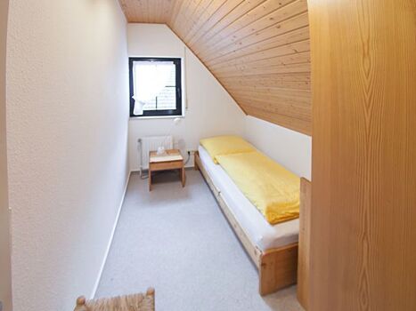Schlafzimmer 3 mit Einzelbett und Stauraum