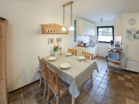 Küchenzeile und vorgelagerter Esstisch