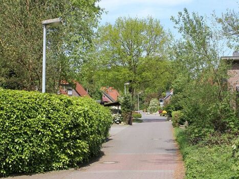 Blick in die Bordumer Strasse im Frühling