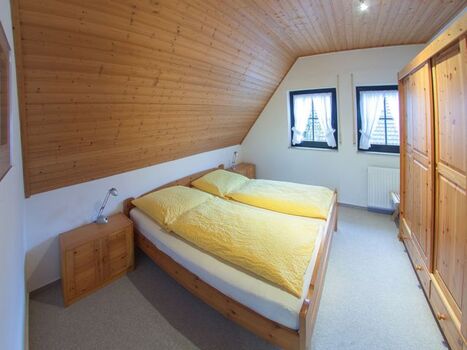Schlafzimmer 1 mit Doppelbett...