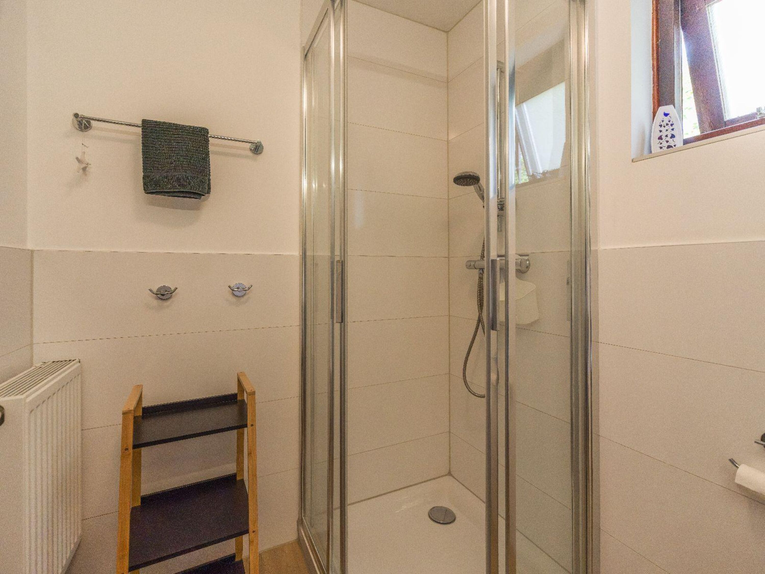Badezimmer mit Dusche, Waschbecken und Toilette
