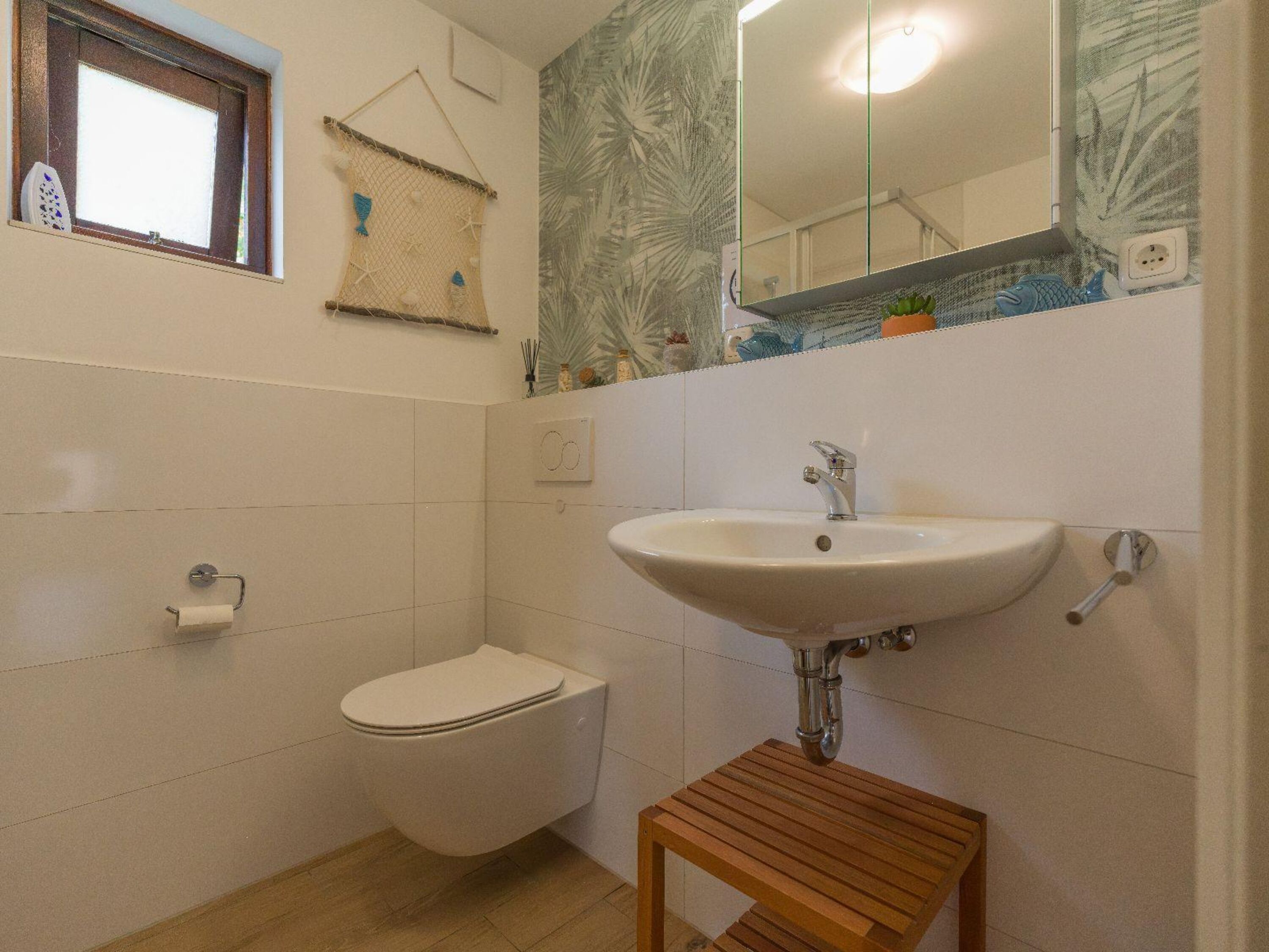 Badezimmer mit Dusche, Waschbecken und Toilette