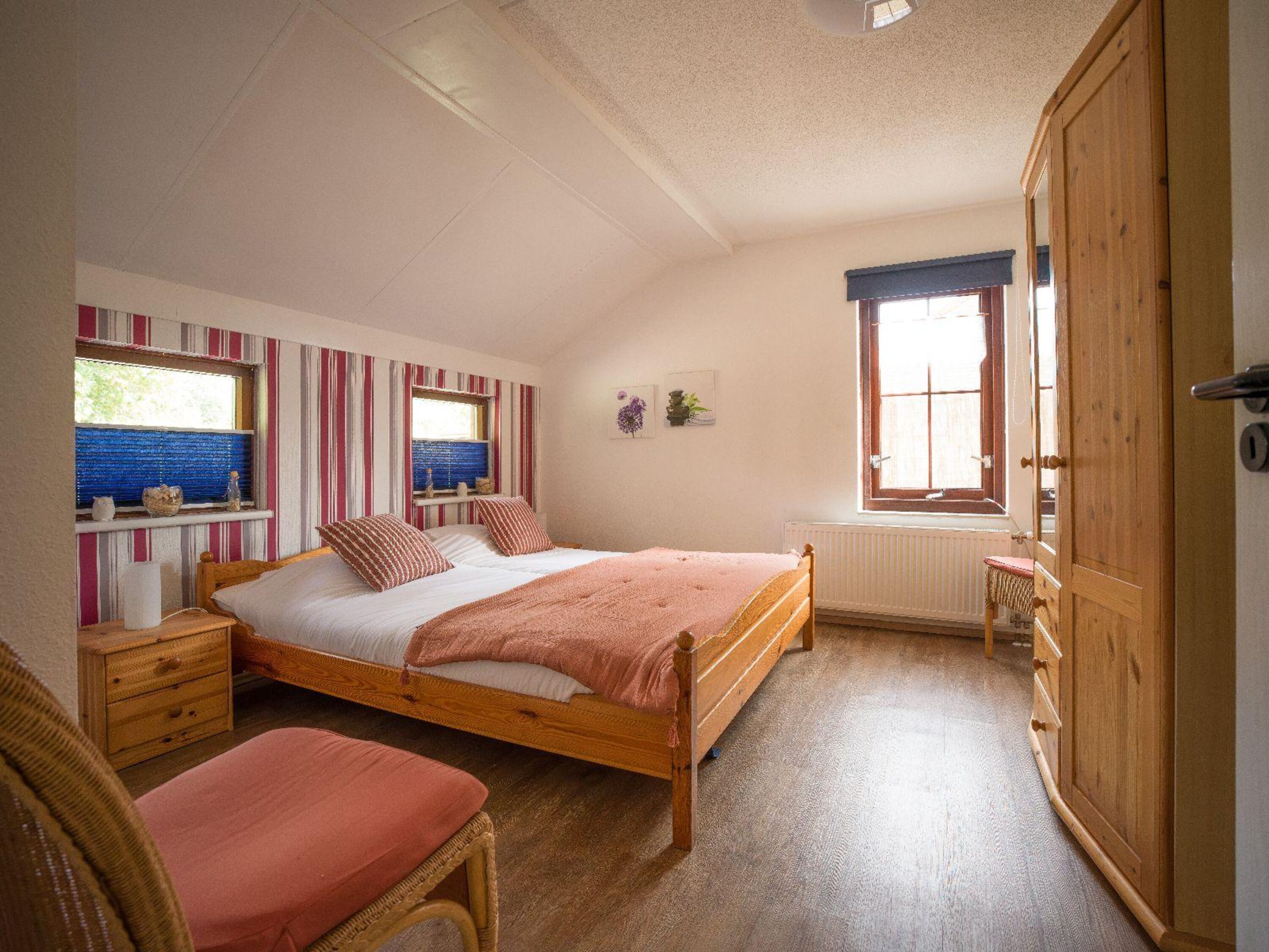 Schlafzimmer 1 mit Doppelbett und Schrank