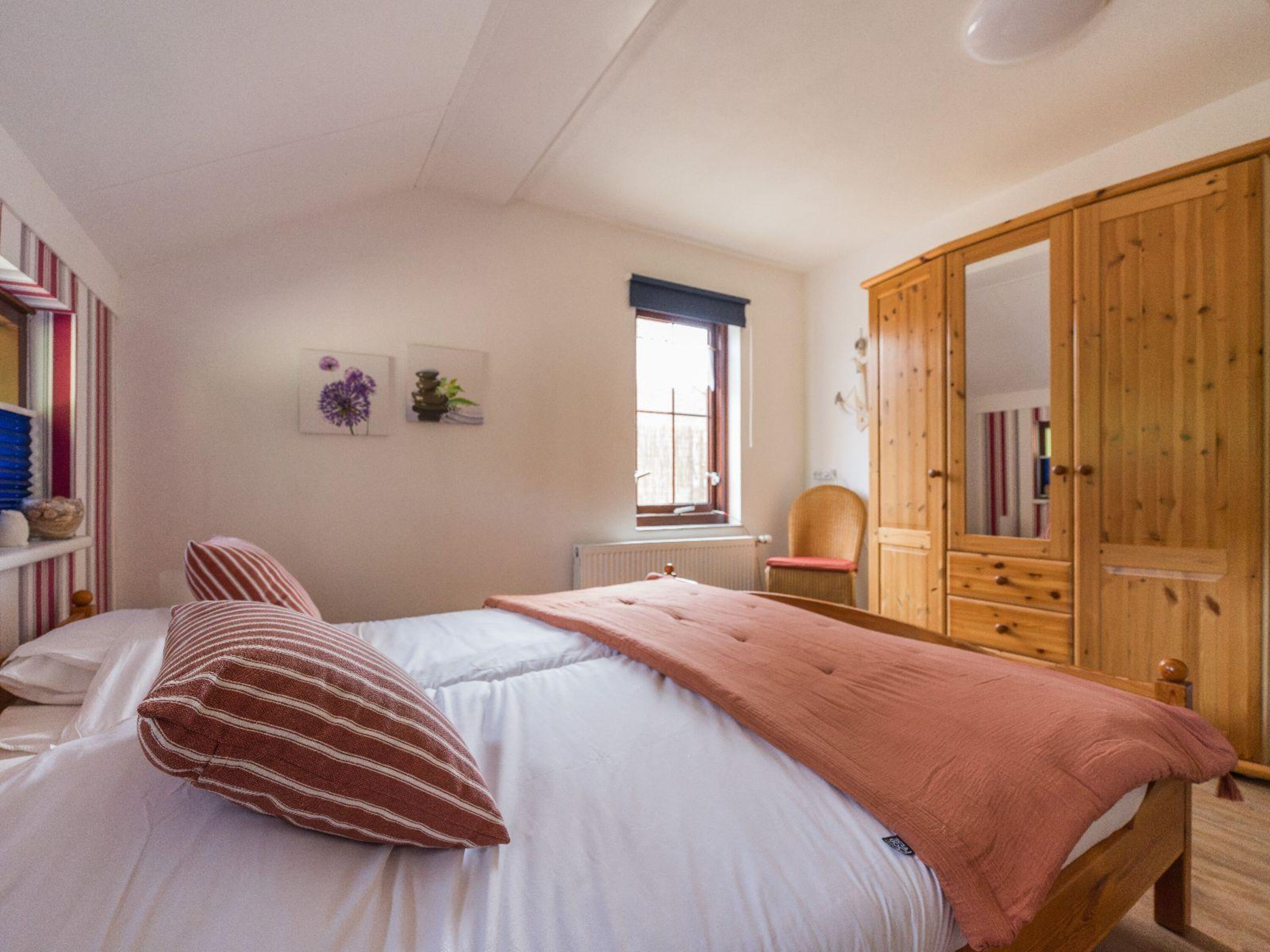 Schlafzimmer 1 mit Doppelbett und Schrank