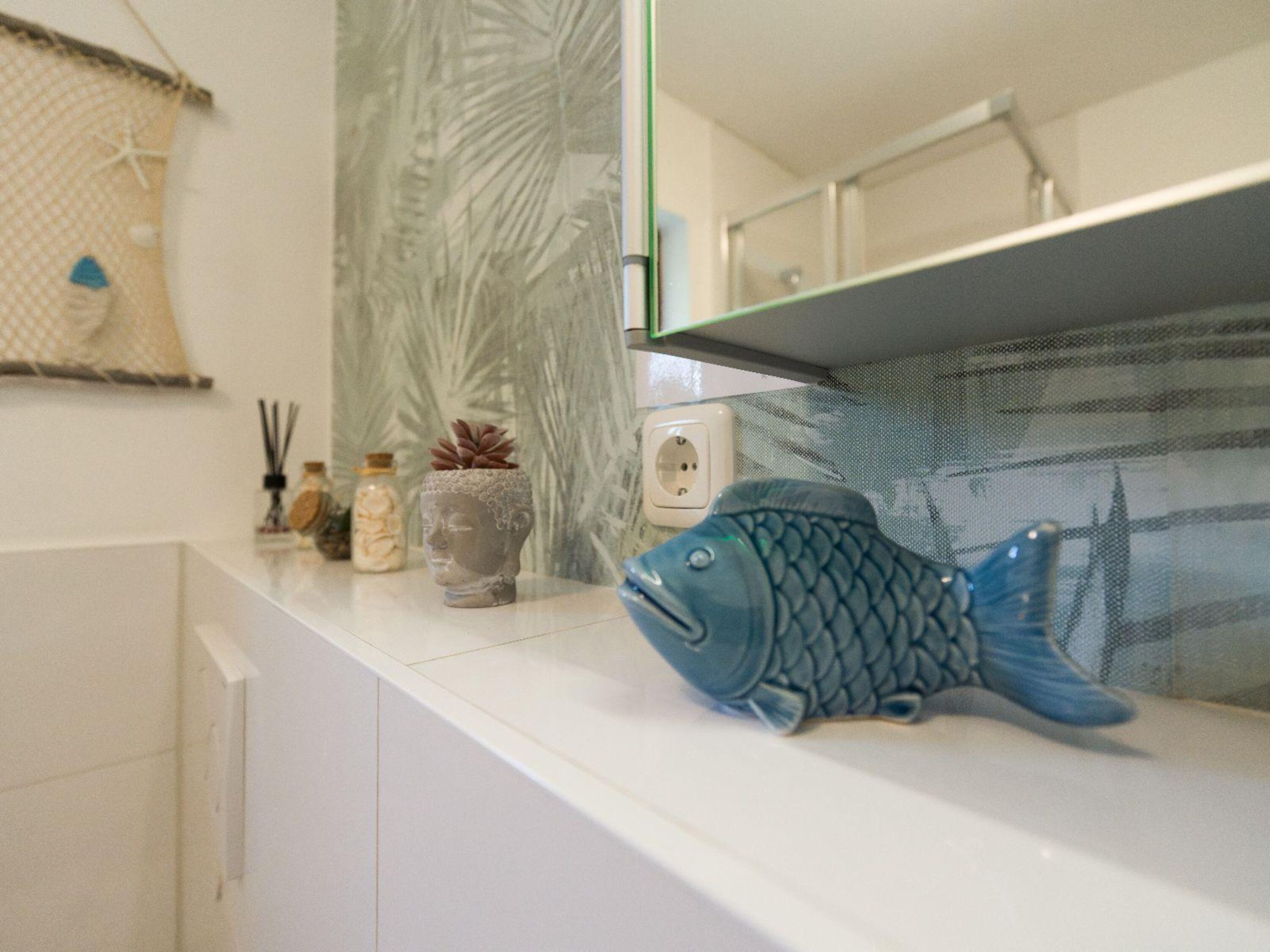 Badezimmer mit Dusche, Waschbecken und Toilette