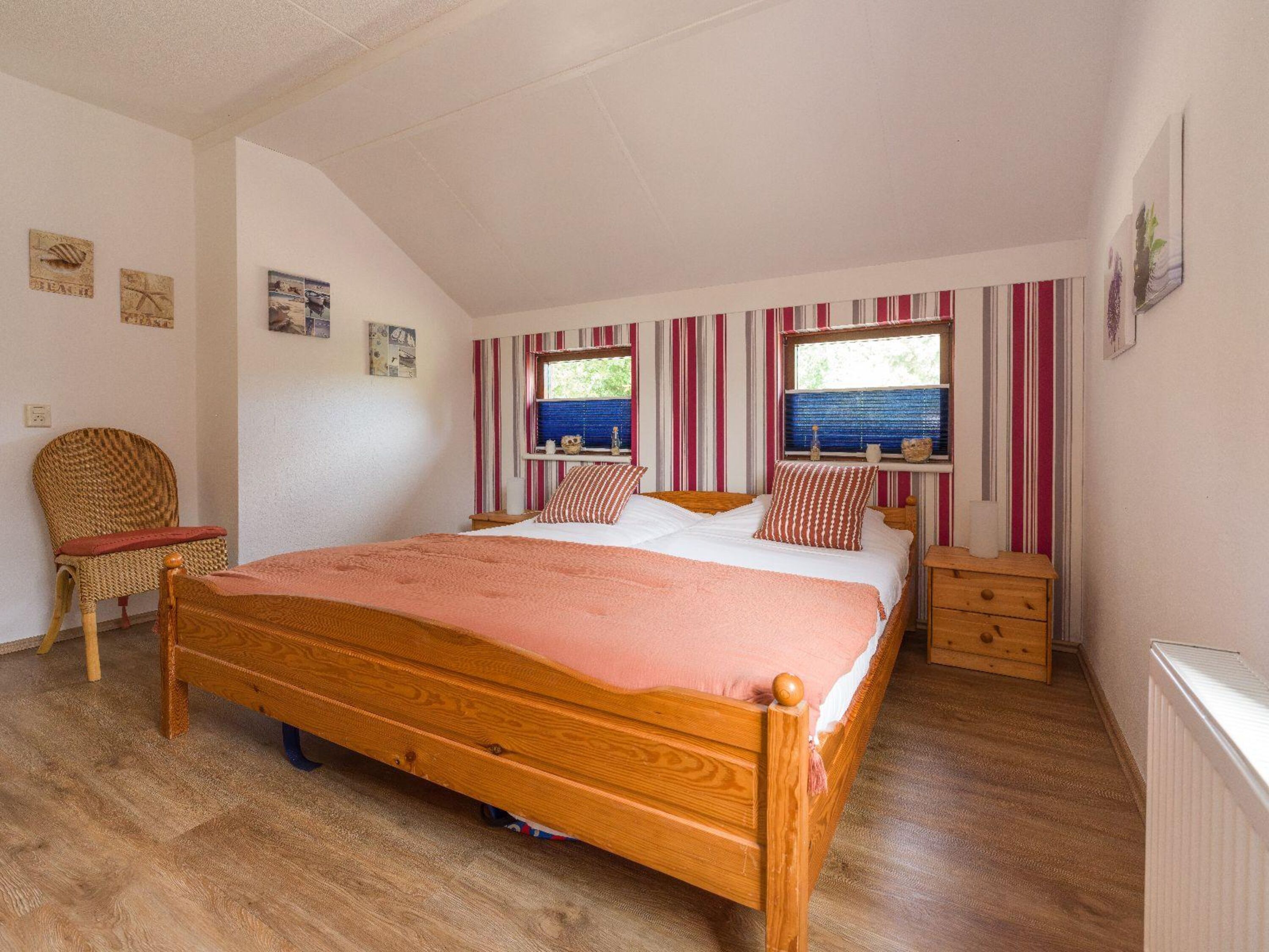 Schlafzimmer 1 mit Doppelbett und Schrank