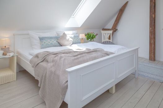 das Bett wurde inzwischen durch ein komfortables Boxspringbett ausgetauscht