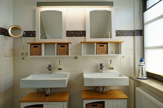 Bad 1 mit Dusche im Obergeschoß