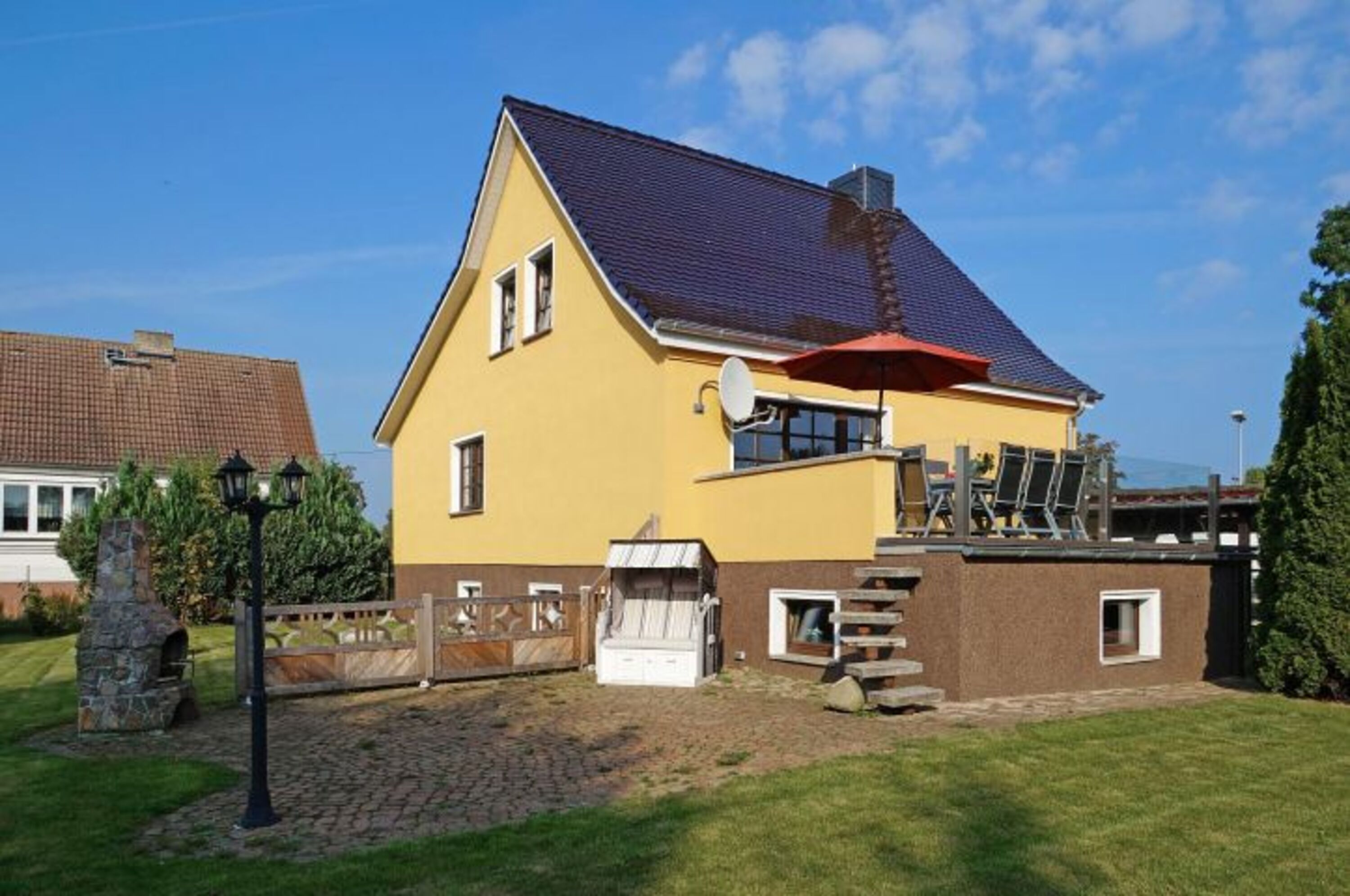 umzäunter Gartenbereich mit Grill