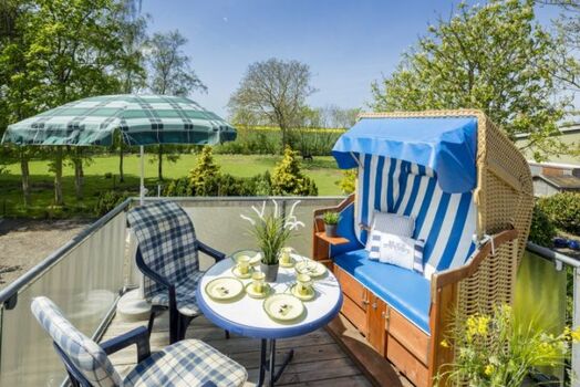 12 qm Balkon mit Strandkorb und Gestühl.