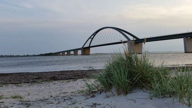 Brücke mit strand.