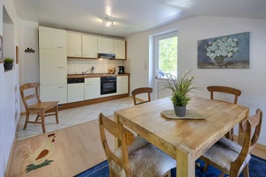 Küche mit Esstisch , ausgang nach draussen.