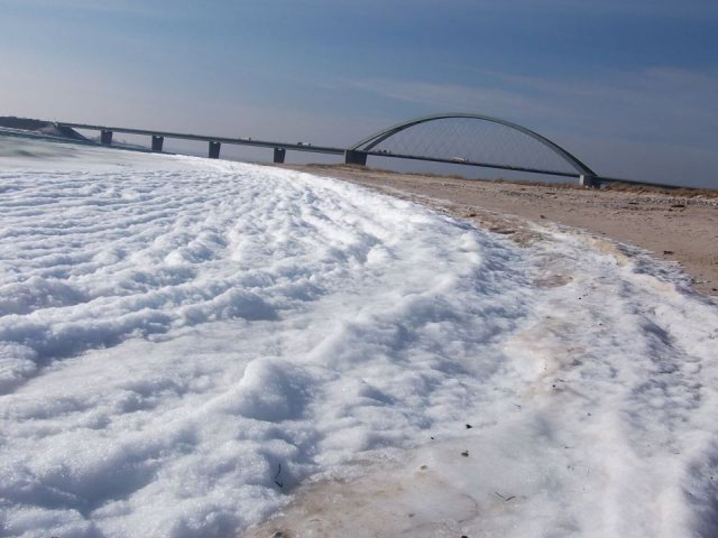 Brücke im Herbst mit Strand.