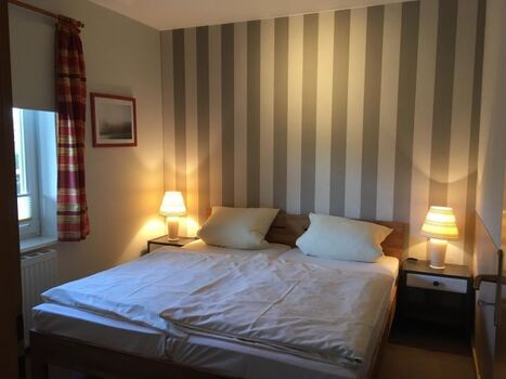 Schlafzimmer mit Doppelbett