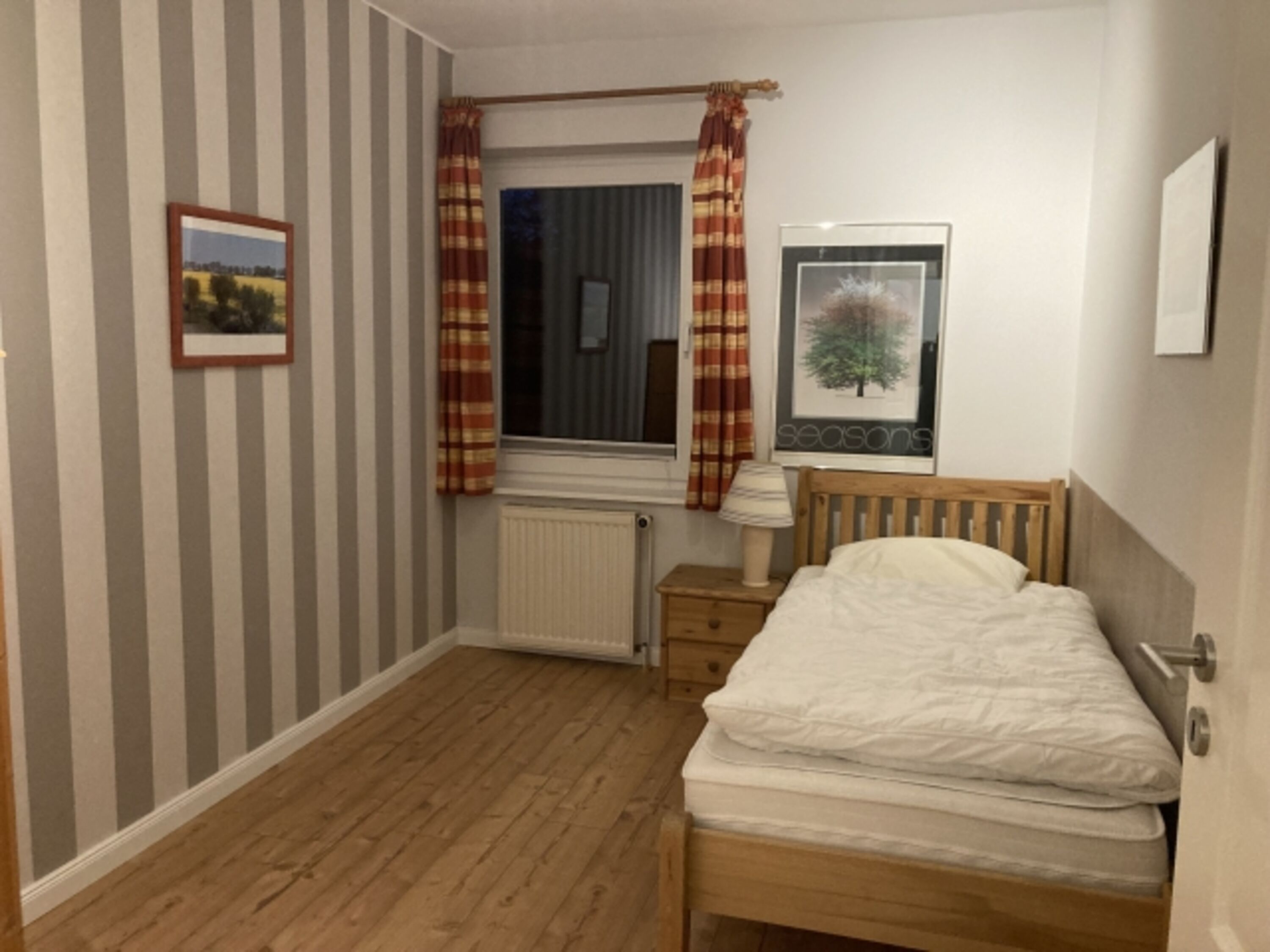 Schlafzimmer mit Einzelbett, Zustellbett möglich