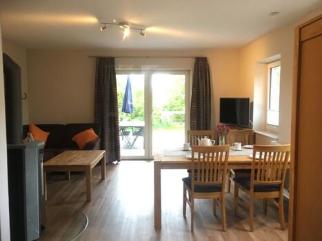 Wohnbereich mit Zugang zur Terrasse