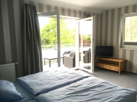 Schlafzimmer mit Doppelbett und Balkon