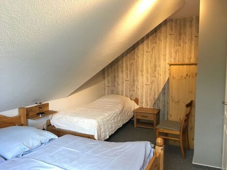 Schlafzimmer mit Doppelbett und Einzelbett