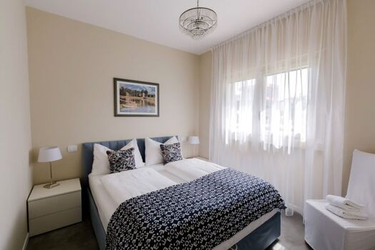 das Schlafzimmer mit Luster