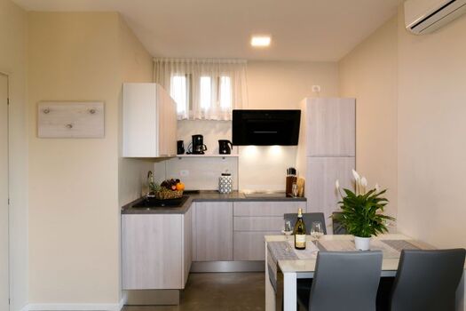 Die Küchenzeile mit Esstisch