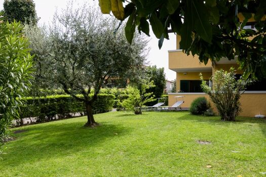 Liegewiese vor der Ferienwohnung