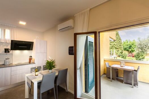 Blick vom Wohnraum auf die Terrasse