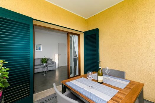 Blick von der Terrasse in den Wohnraum