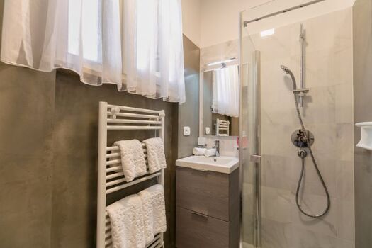 das Badezimmer teilweise in Marmor