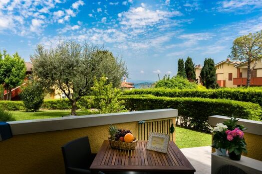 Blick von der Terrasse auf den See und Garten