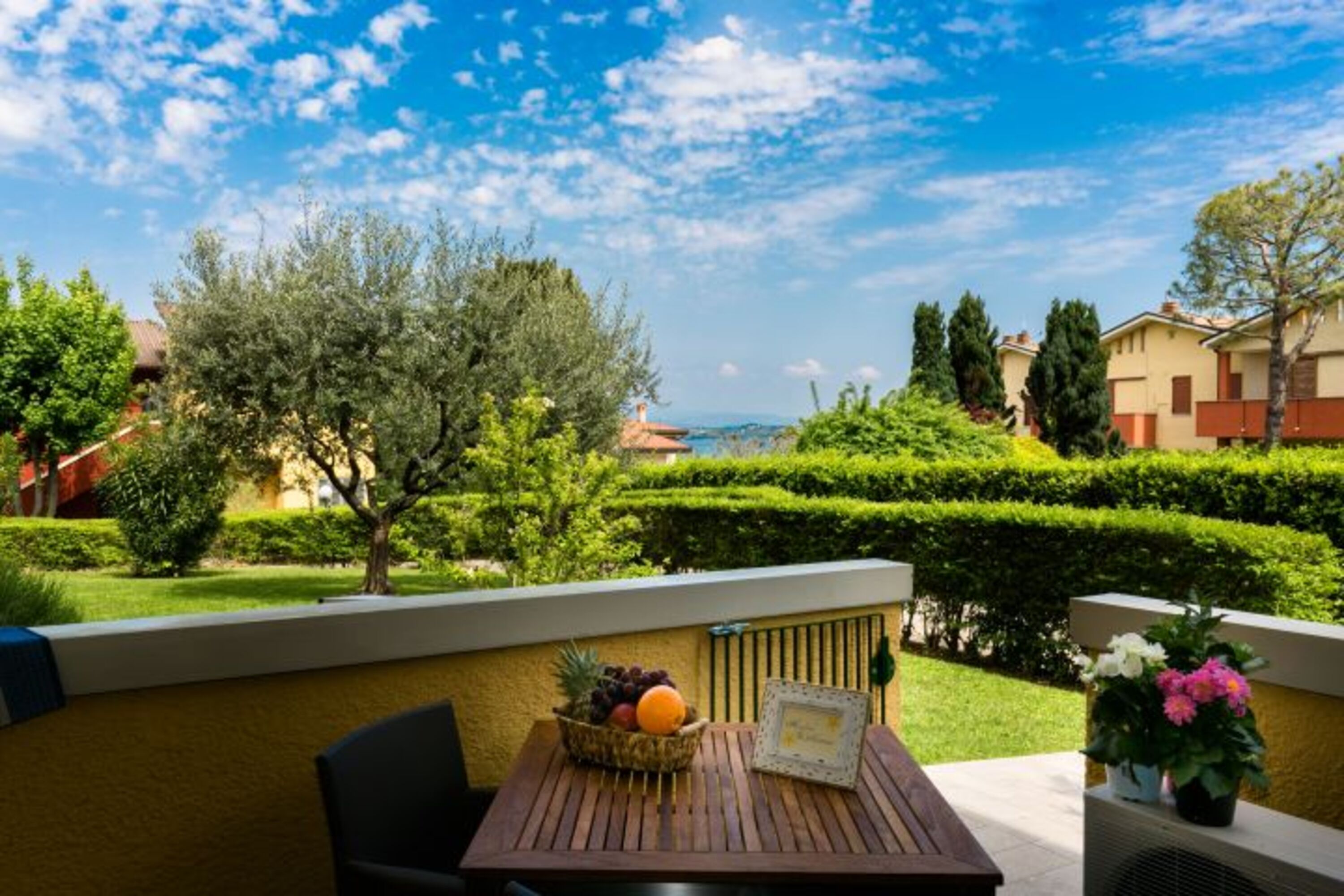 Blick von der Terrasse auf den See und Garten