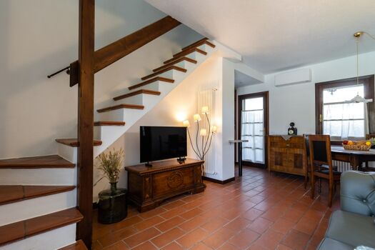 der Wohnraum mit Ledercouch