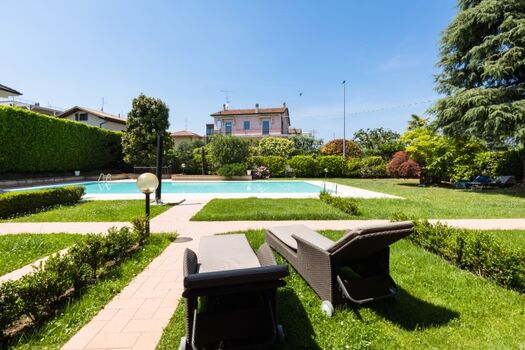 Blick vom Wohnraum zur Liegewiese und zum Pool